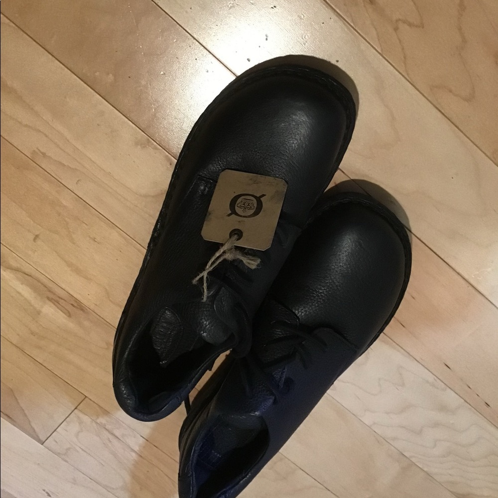 Woman’s Born tie shoes